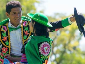 Lee más sobre el artículo Danzas folclóricas peruanas: tradiciones que siguen vivas